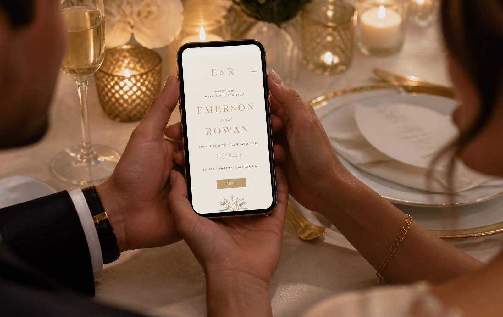 Brudepar ser på sin digitale bryllupsside på mobilen